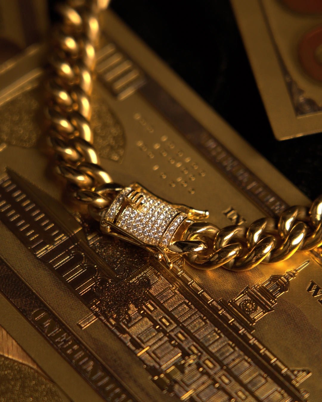 Detalle del eslabón de la cadena cubana de 10 mm en acero 316L enchapado en oro 18K